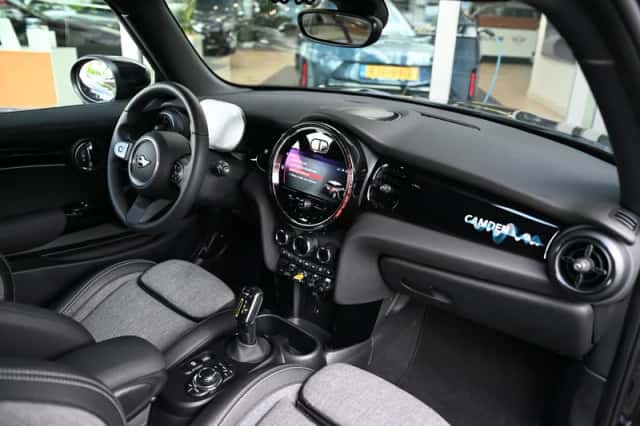 MINI Electric (2024) thumbnail 3