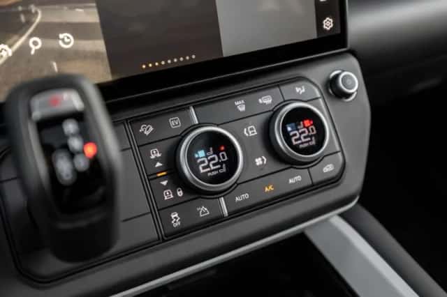 Land Rover Defender (2026) thumbnail 40