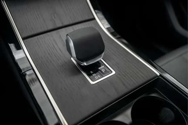 Land Rover Range Rover Velar (2025) thumbnail 18