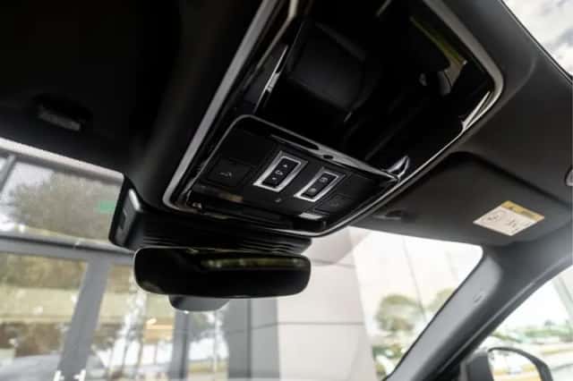 Land Rover Range Rover Velar (2025) thumbnail 39