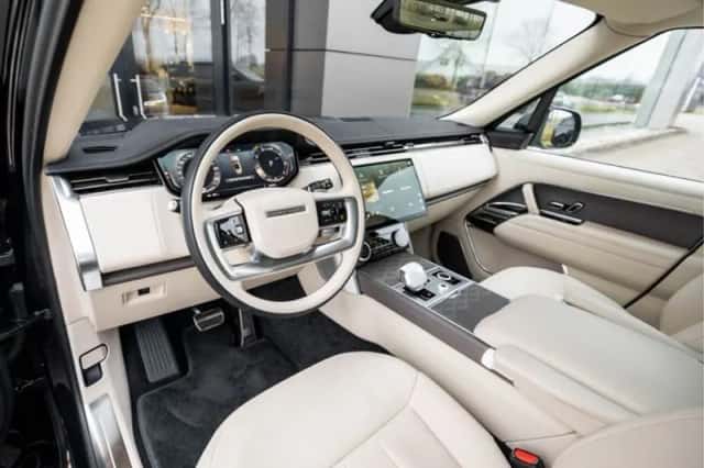 Land Rover Range Rover (2023) thumbnail 3