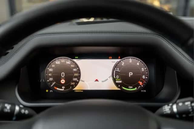 Land Rover Defender (2024) thumbnail 11