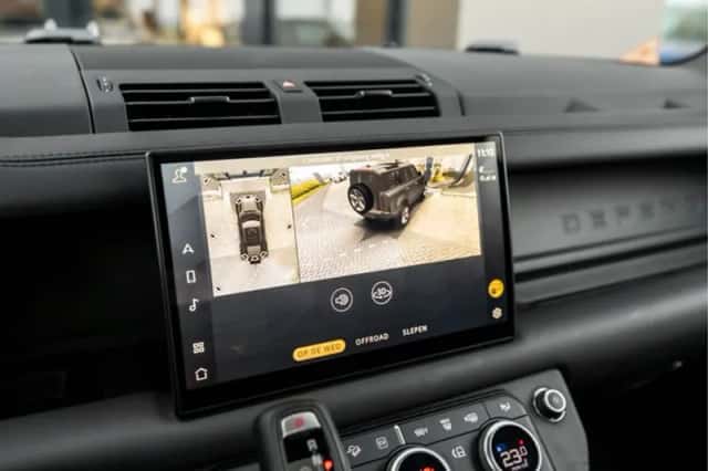Land Rover Defender (2024) thumbnail 14