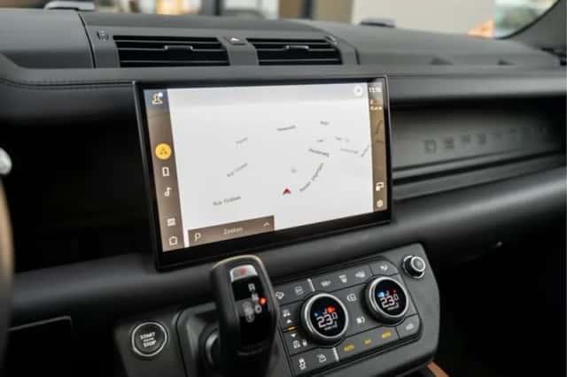 Land Rover Defender (2024) thumbnail 16