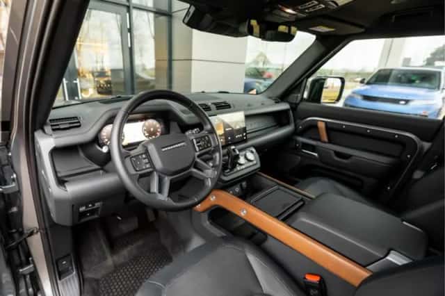 Land Rover Defender (2024) thumbnail 3