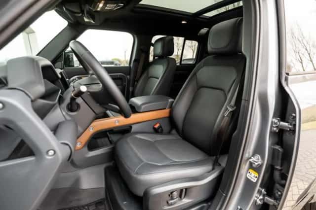 Land Rover Defender (2024) thumbnail 4