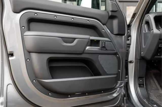 Land Rover Defender (2024) thumbnail 35