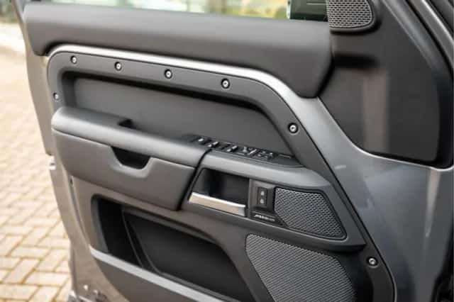 Land Rover Defender (2024) thumbnail 36