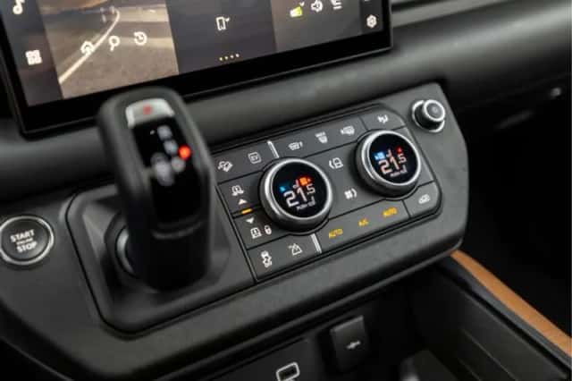Land Rover Defender (2024) thumbnail 41