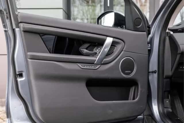 Land Rover Discovery Sport (2022) thumbnail 32