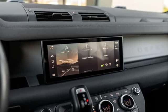 Land Rover Defender (2023) thumbnail 11