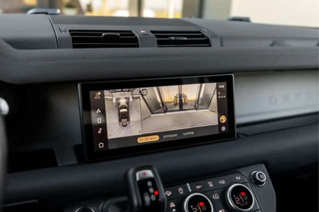 Land Rover Defender (2023) thumbnail 14