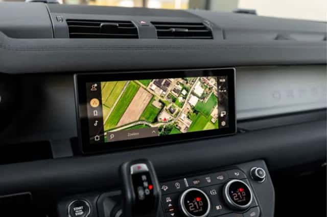 Land Rover Defender (2023) thumbnail 15