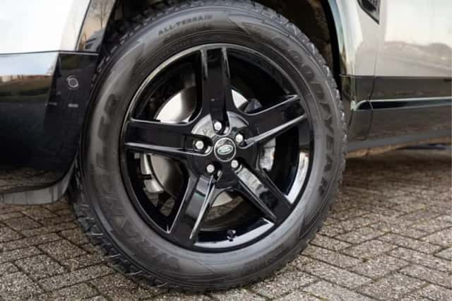 Land Rover Defender (2023) thumbnail 16