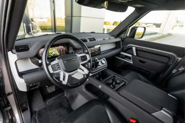 Land Rover Defender (2023) thumbnail 3