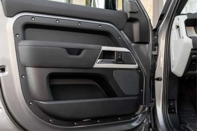 Land Rover Defender (2023) thumbnail 30