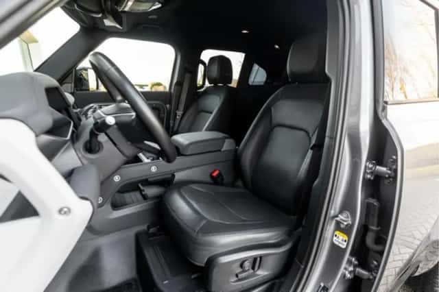 Land Rover Defender (2023) thumbnail 4