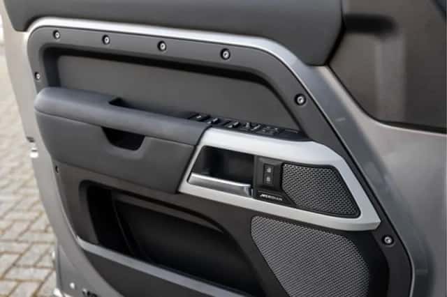 Land Rover Defender (2023) thumbnail 31