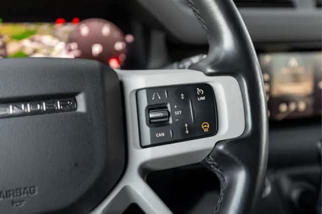 Land Rover Defender (2023) thumbnail 32