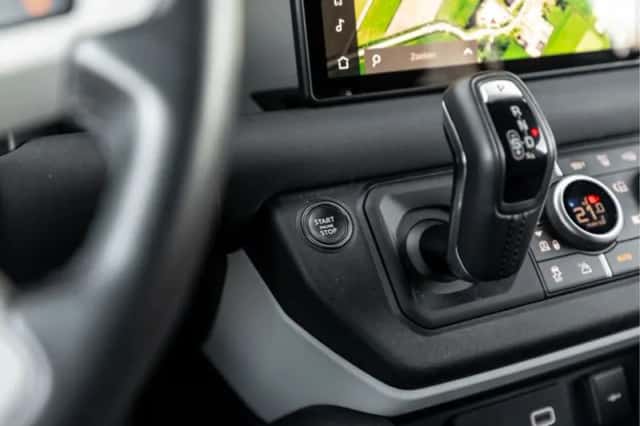 Land Rover Defender (2023) thumbnail 33