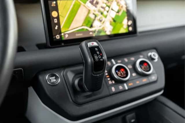 Land Rover Defender (2023) thumbnail 34