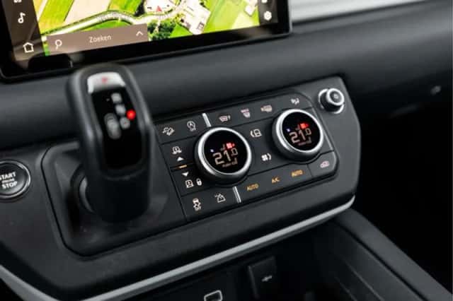 Land Rover Defender (2023) thumbnail 35