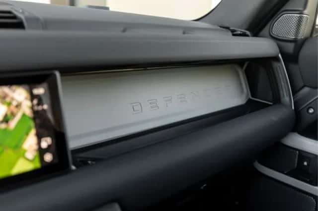 Land Rover Defender (2023) thumbnail 36