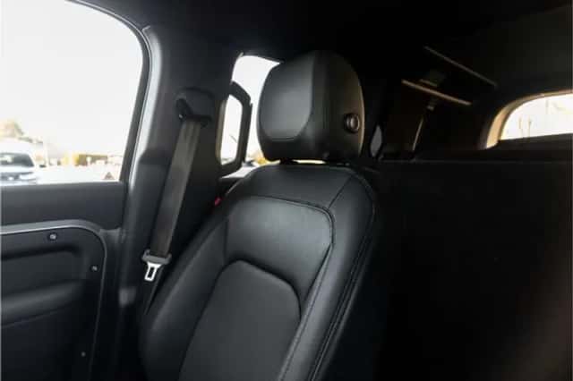 Land Rover Defender (2023) thumbnail 38