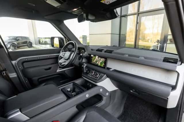 Land Rover Defender (2023) thumbnail 39