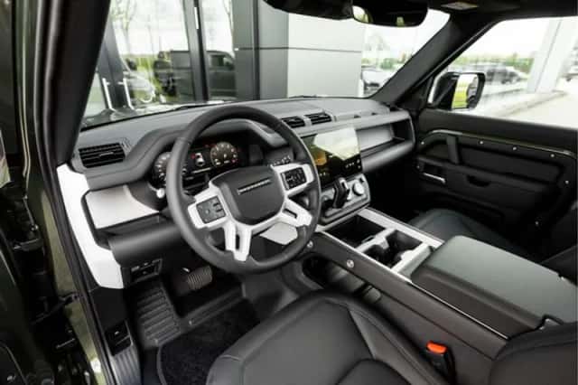 Land Rover Defender (2026) thumbnail 3