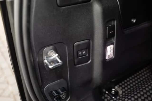 Land Rover Defender (2026) thumbnail 32