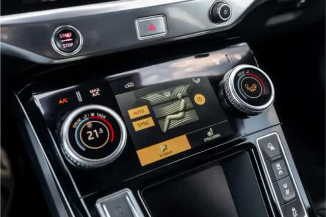 Jaguar I-Pace (2021) thumbnail 36