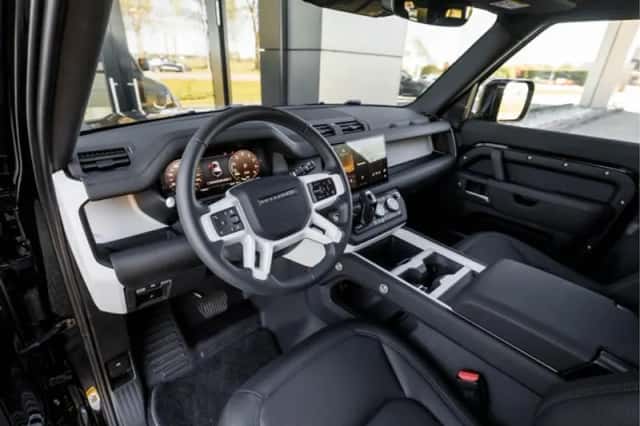 Land Rover Defender (2025) thumbnail 3