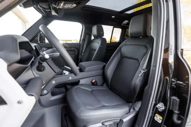 Land Rover Defender (2025) thumbnail 4