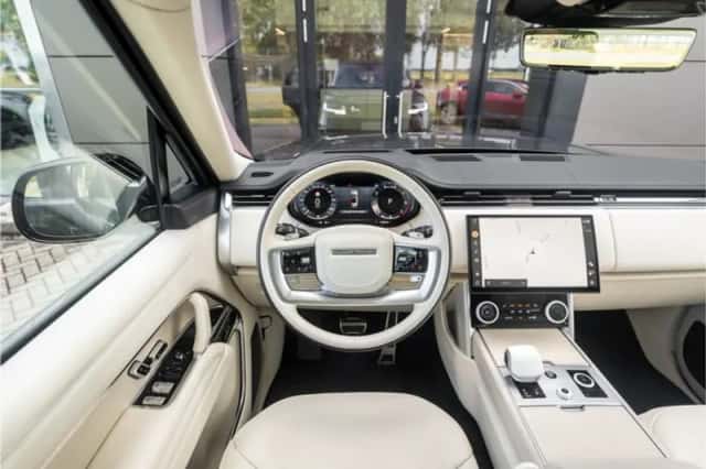 Land Rover Range Rover (2023) thumbnail 11