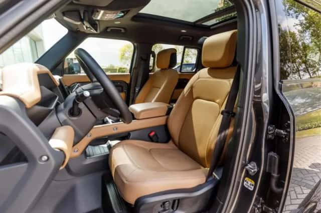 Land Rover Defender (2025) thumbnail 4