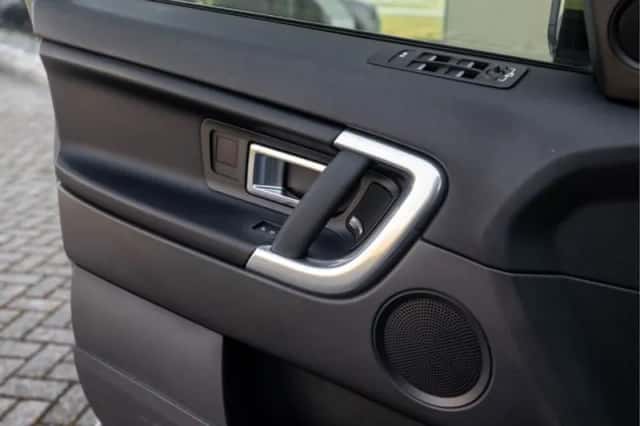 Land Rover Discovery Sport (2018) thumbnail 33