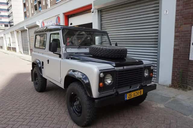 Land Rover Defender (1984) thumbnail 1