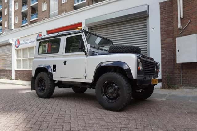 Land Rover Defender (1984) thumbnail 2