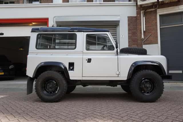 Land Rover Defender (1984) thumbnail 3
