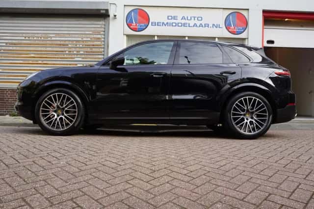 Porsche Cayenne (2017) thumbnail 3