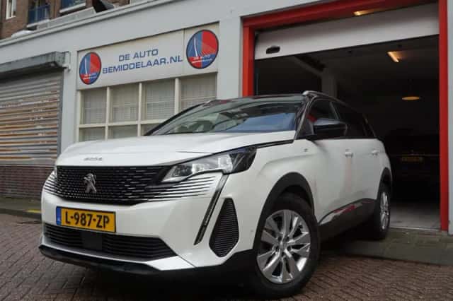 Peugeot 5008 (2021) thumbnail 1