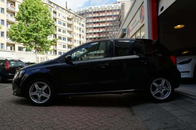 Volkswagen Polo (2011) thumbnail 2