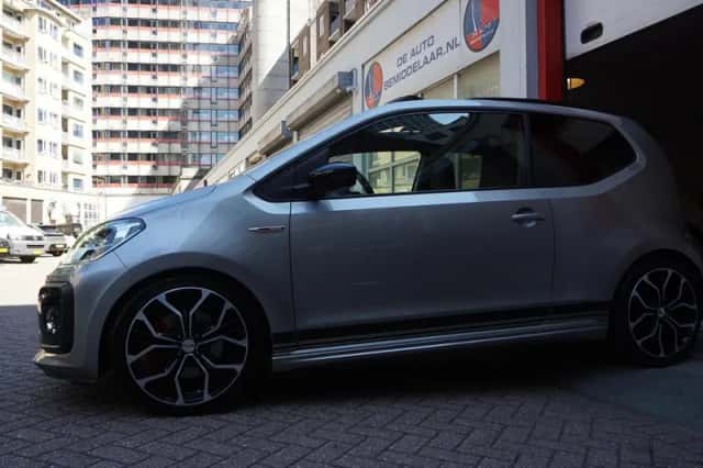 Volkswagen Up! (2018) thumbnail 4