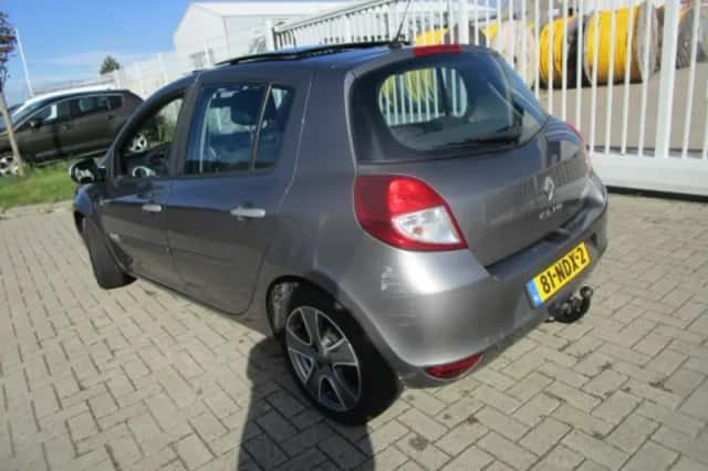 Renault Clio (2010) thumbnail 2