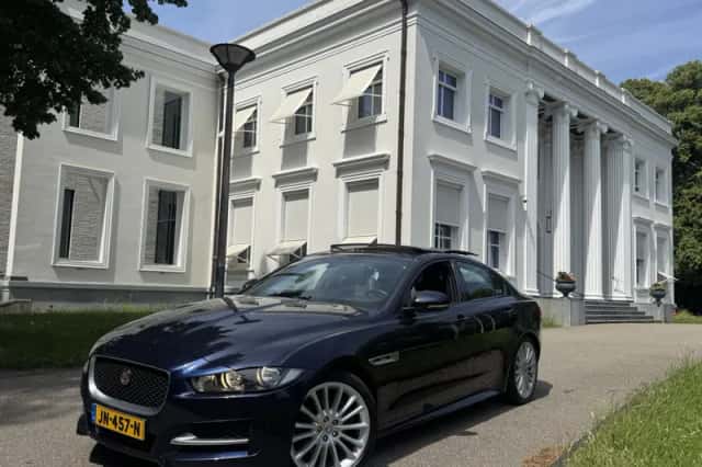 Jaguar XE (2016) thumbnail 2