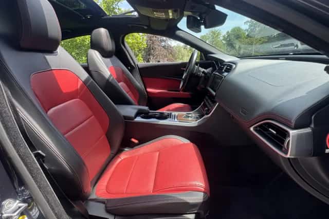 Jaguar XE (2016) thumbnail 6