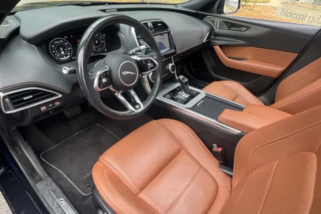 Jaguar XE (2021) thumbnail 3