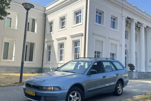Mitsubishi Galant (2000) thumbnail 1