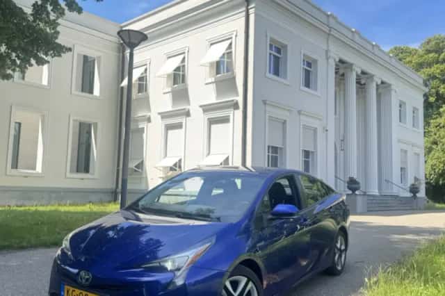 Toyota Prius (2016) thumbnail 1